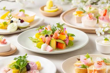 春の集まりに向けて盛りつけた彩り豊かな前菜と軽やかな料理